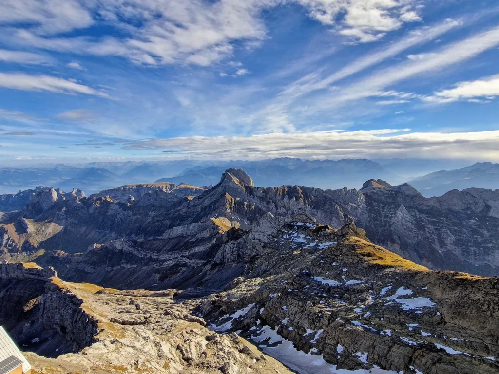 Een panoramisch berglandschap met scherpe bergkammen en vergezichten – beeld op de pagina Waarom Fenix.